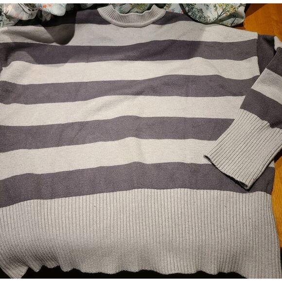 Kendall & Kylie Sweater Women’s XS/S Grey Black Striped Knit Crewneck Oversized - Picture 6 of 6